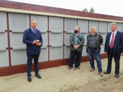 Burmistrz Robert Czapla odebrał nową ścianę urnową na cmentarzu komunalnej